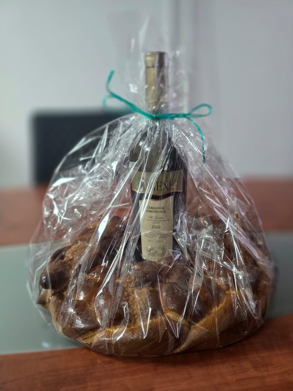 Colac pentru pomenire cu sticlă de vin