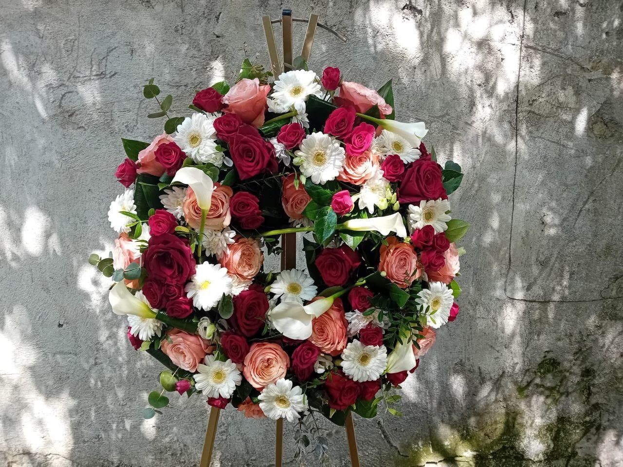 Coroană funerară cu trandafiri roz și gerbere albe