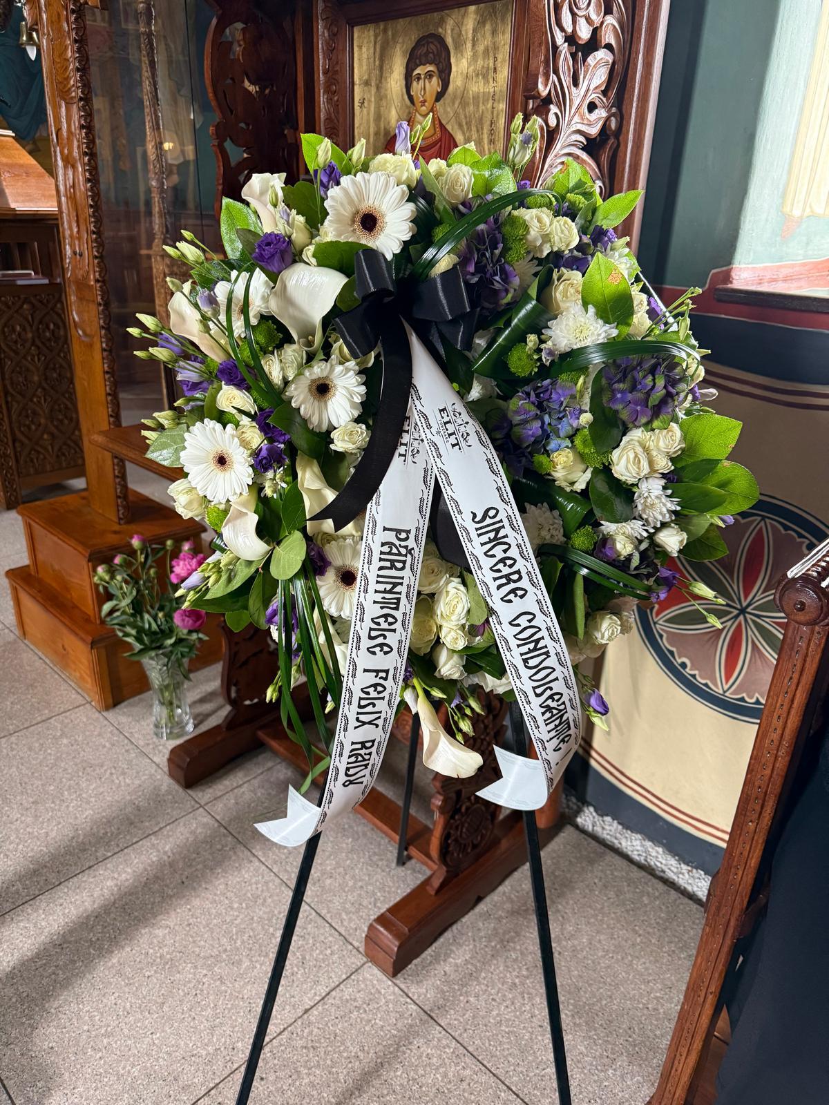Coroană funerară albă și mov în biserică