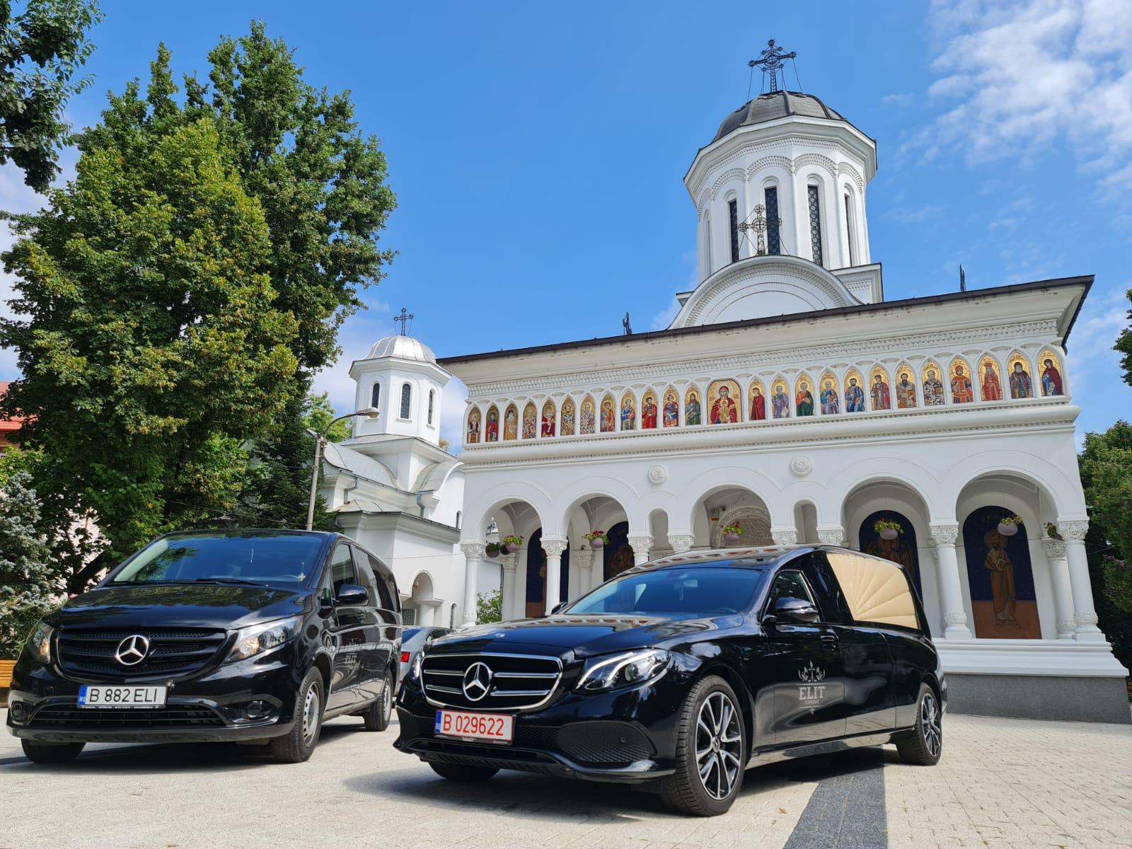 Dric Mercedes Elit Funerare și dubă funerară în fața bisericii
