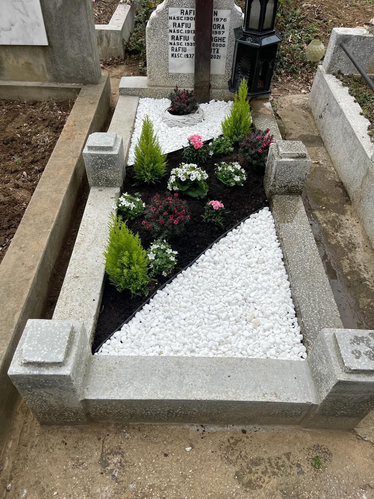Mormânt amenajat cu pietricele albe și flori