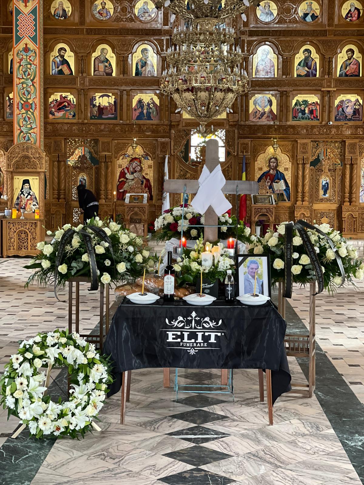 Salon priveghi în biserică cu sicriu și aranjamente florale