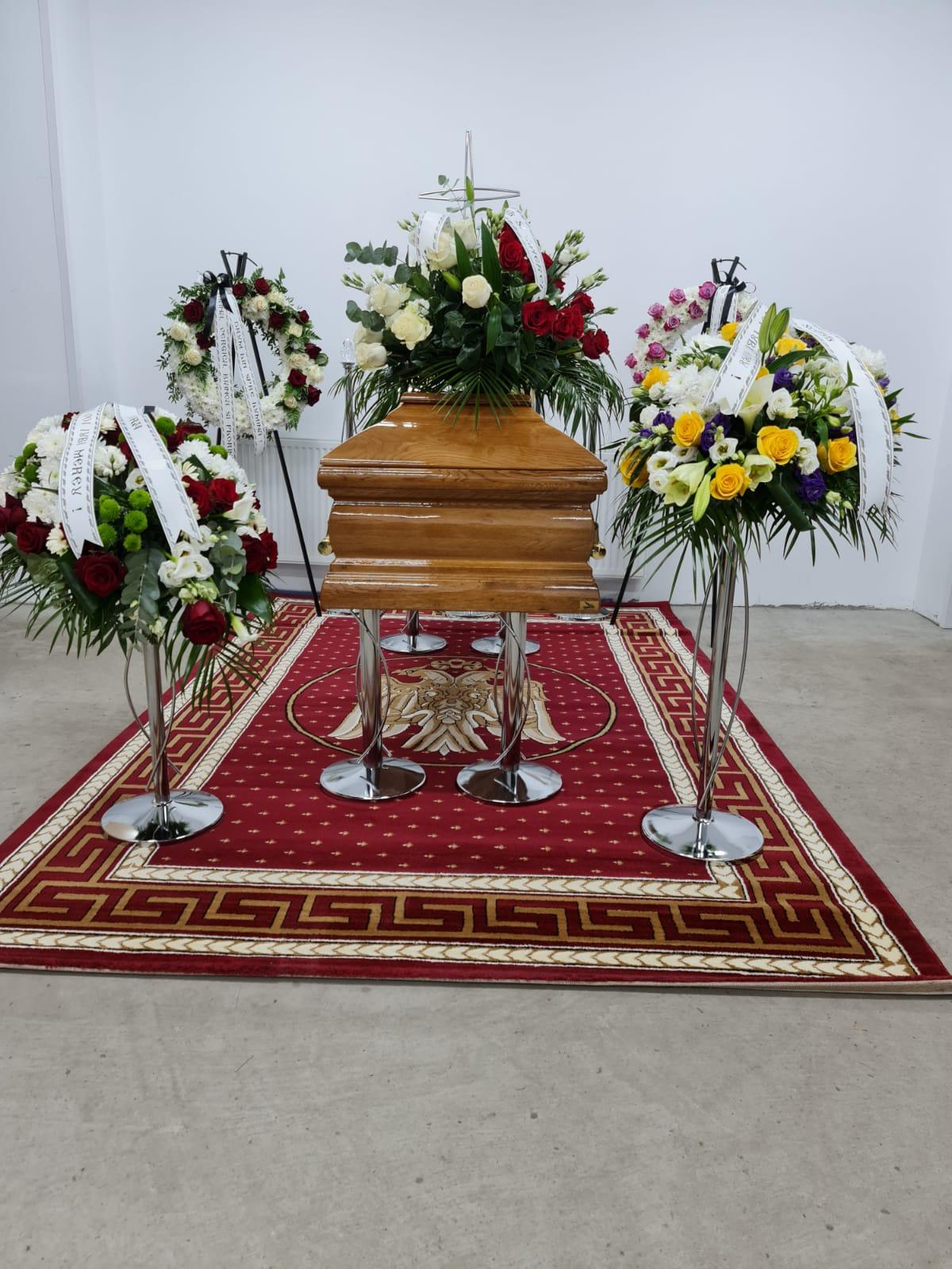 Salon priveghi complet amenajat de Funerare Cernica — sicriu și coroane funerare