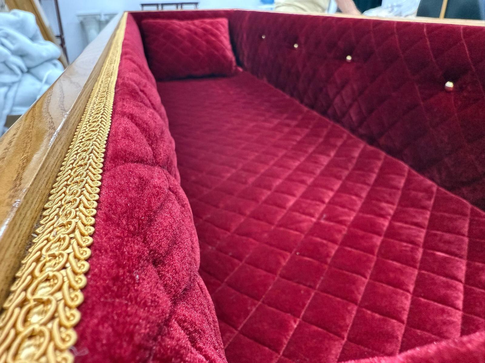 Interior sicriu catifea roșie premium — produse funerare Elit